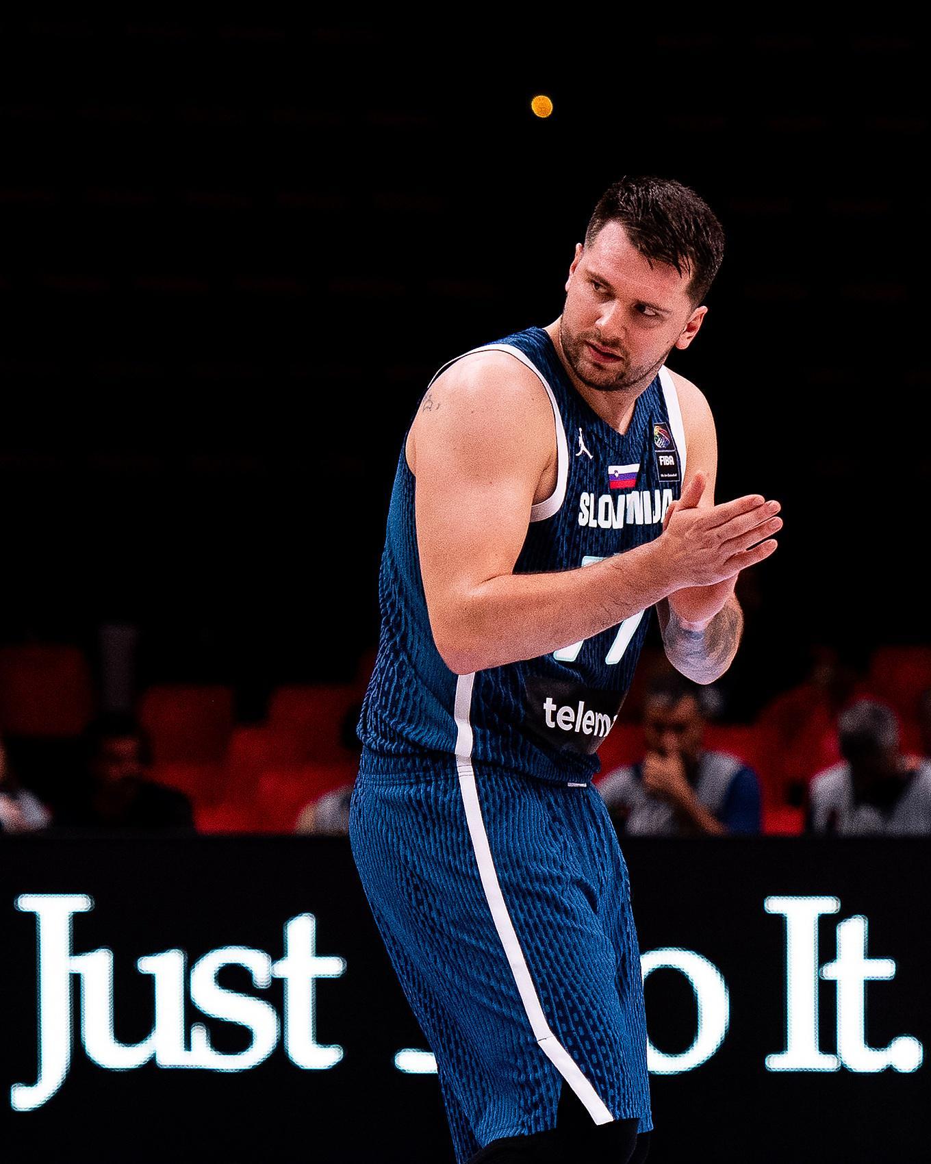 开云APP-火力全开！东契奇隔空对飙约基奇 半场9中4爆砍24分4板6助