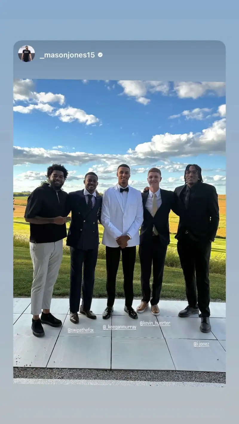 福克斯更新ins，晒出与前队友默里、赫尔特等人的合影