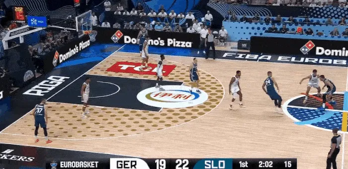 进入状态！东契奇运球后撤步三分强投再中，个人已得到10分