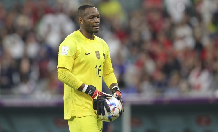 开云APP-德尚领衔法国教练组致敬曼丹达：感谢你所做的一切，你是真正领袖