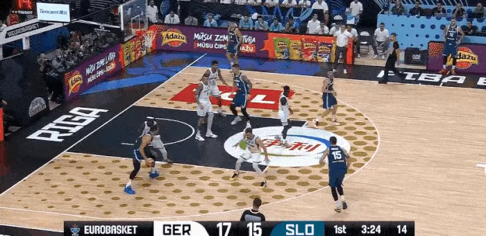 开云官网-同样造杀伤！东契奇转身强投造邦加犯规，两罚全中追平比分